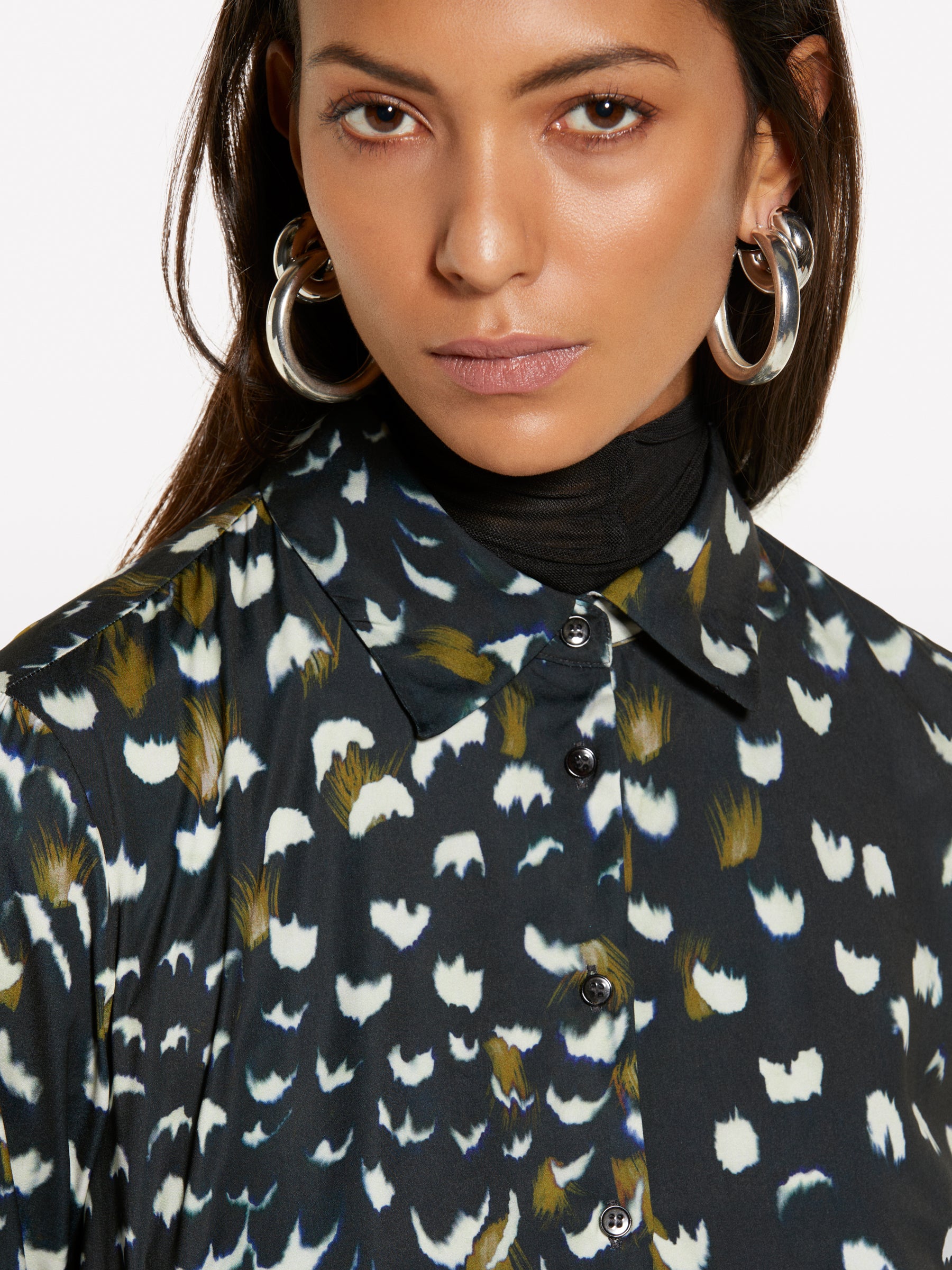 Camisa preta em cetim estampado - ucb_image_FY