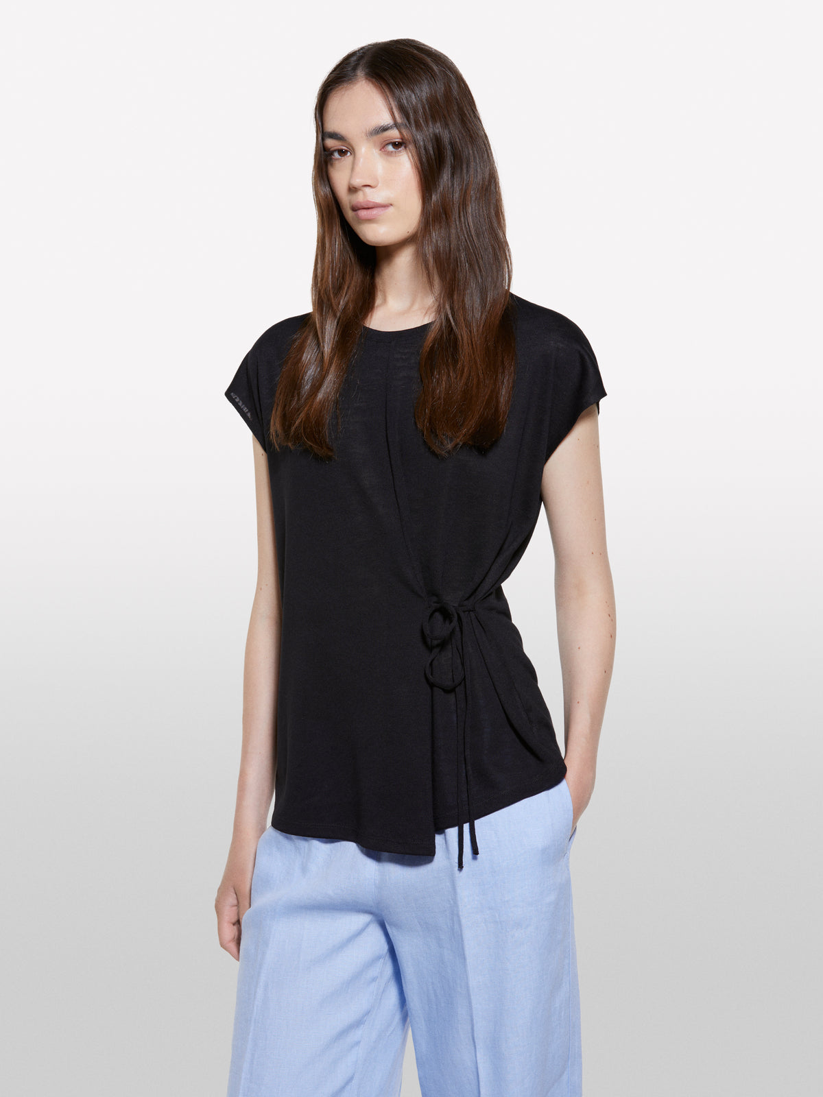 T-shirt preta com atilhos - ucb_image_FY