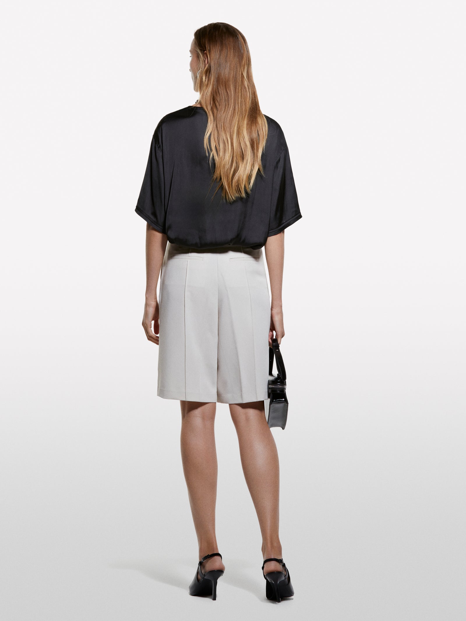 Blusa preta over fit em cetim - ucb_image_B