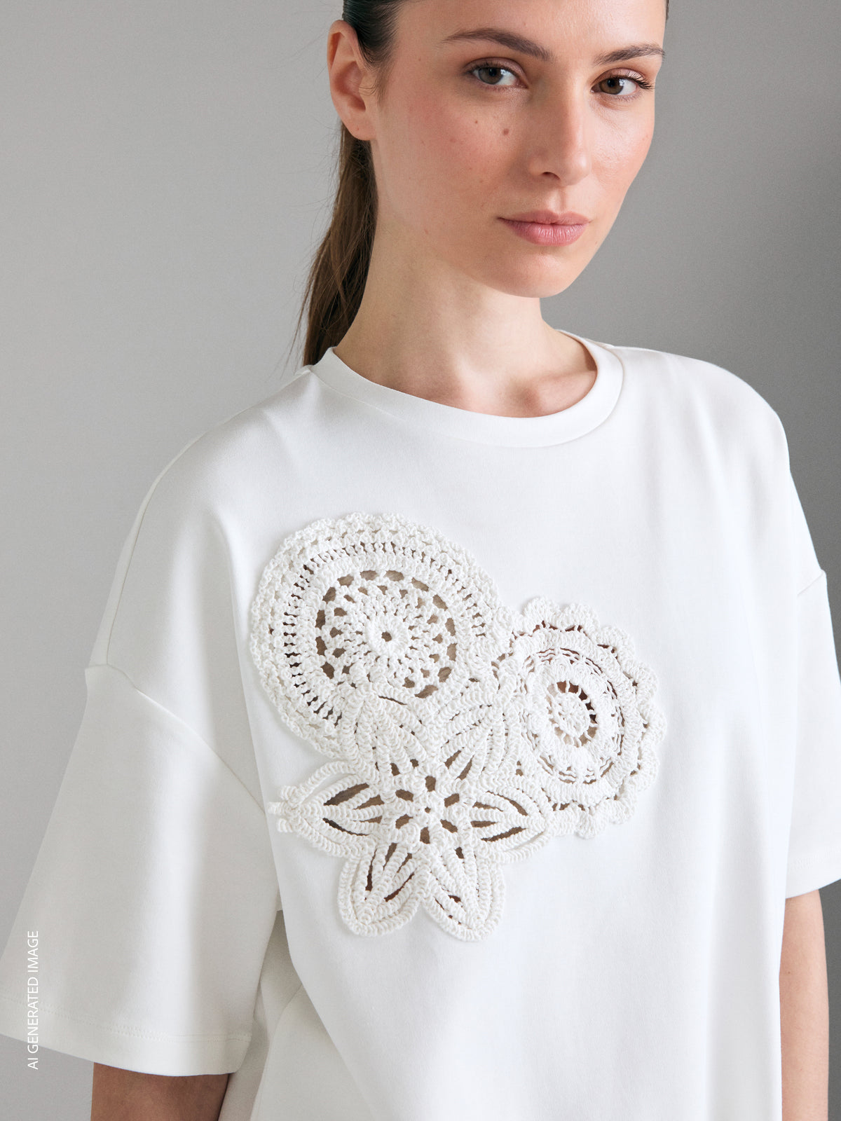 T-shirt com bordado crochê - ucb_image_FY