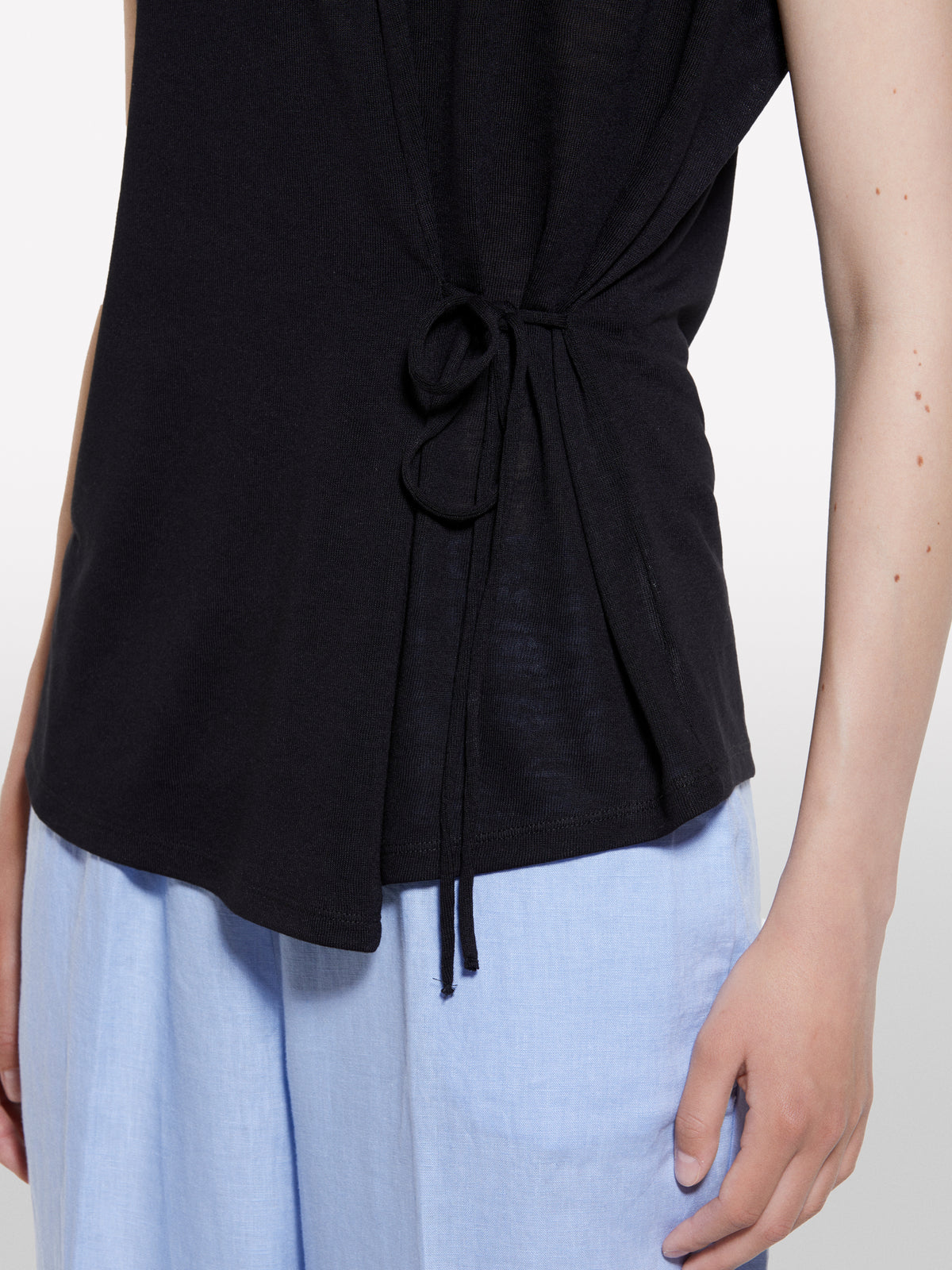 T-shirt preta com atilhos - ucb_image_FY