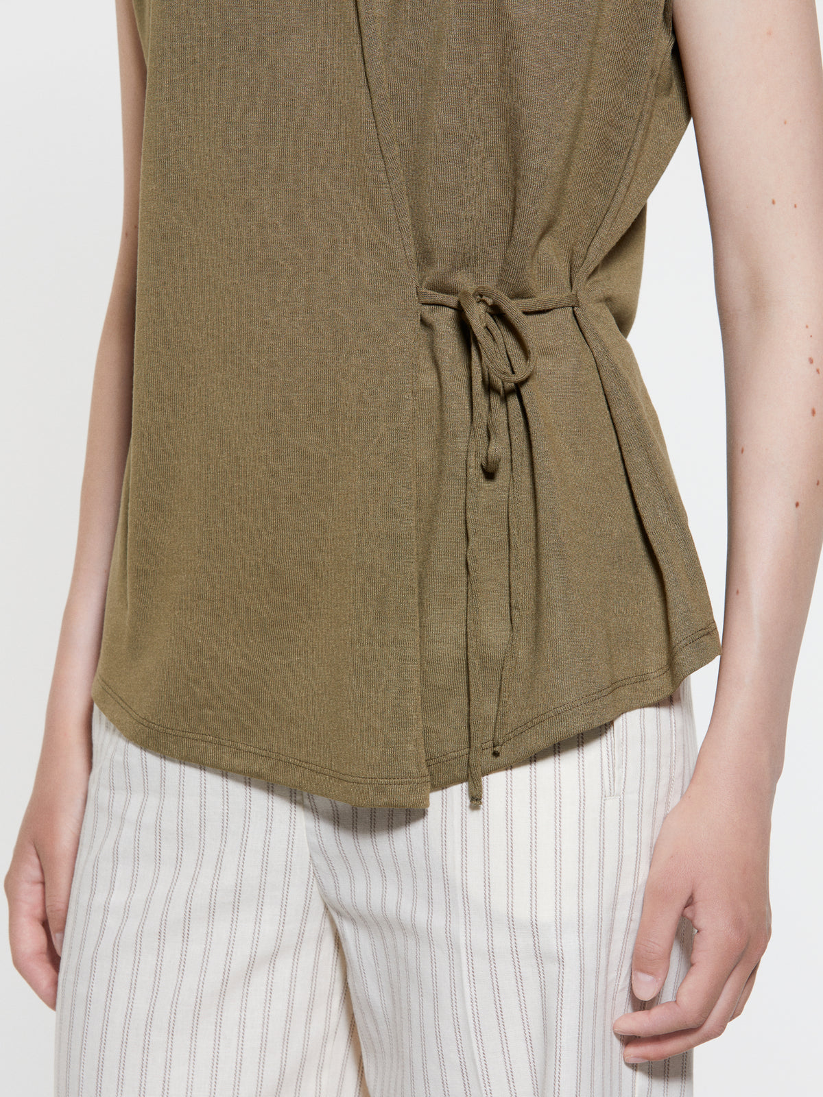 T-shirt verde militar com atilhos - ucb_image_FY