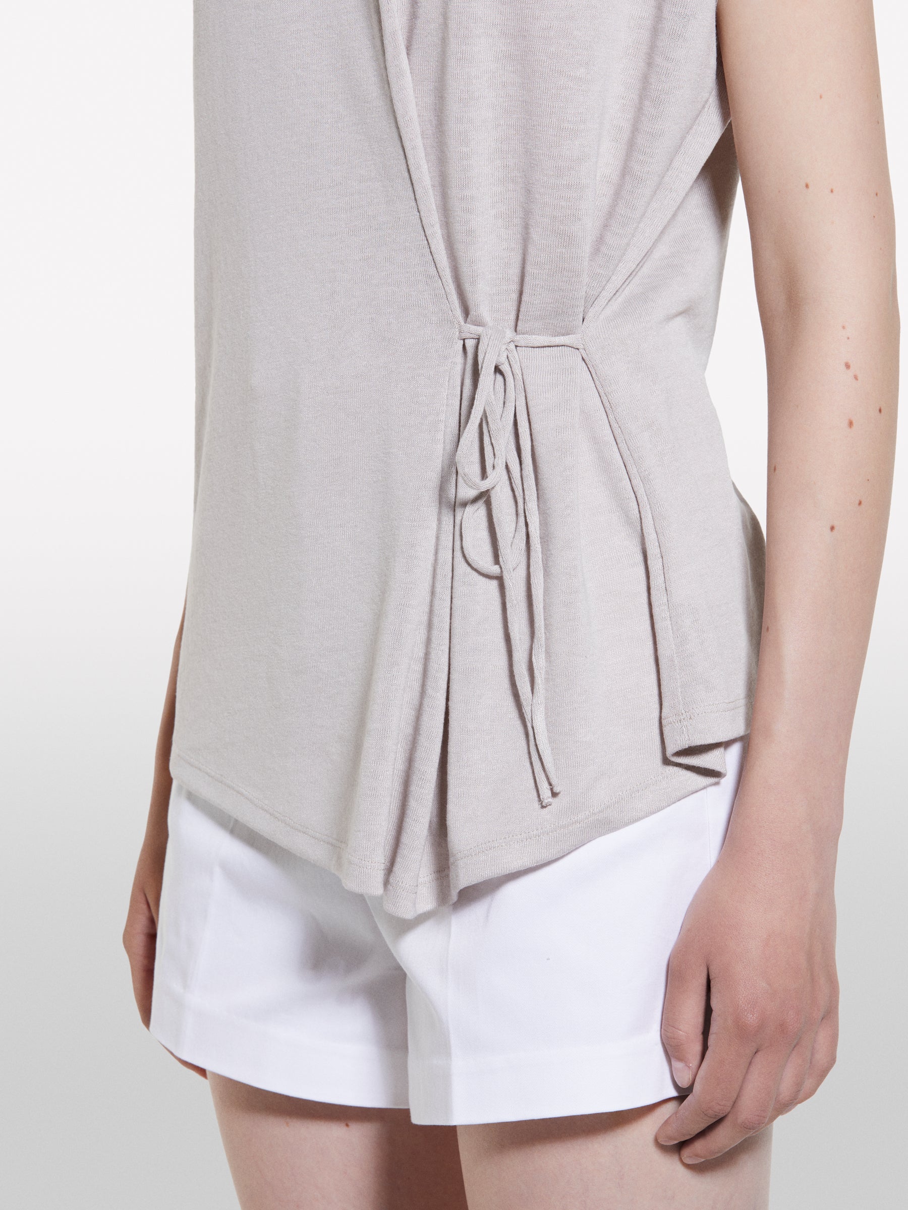 T-shirt cinzenta com atilhos - ucb_image_FY
