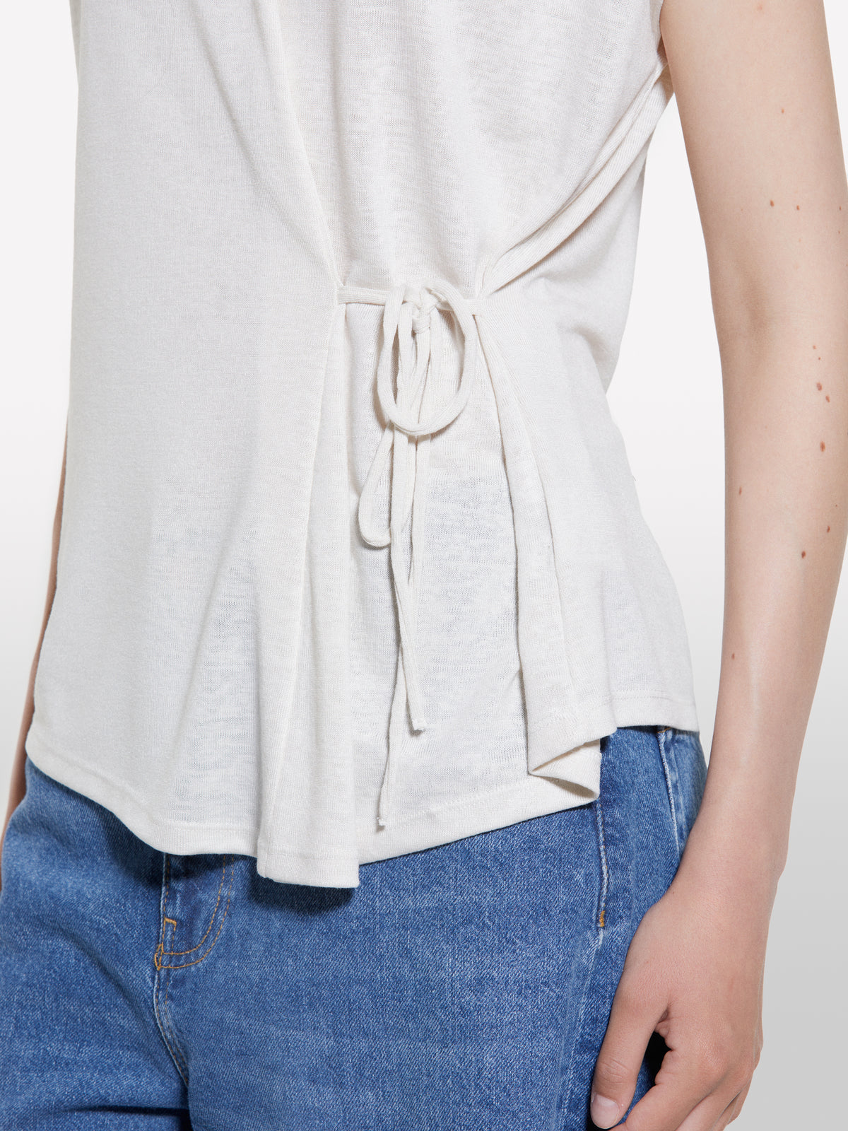 T-shirt branca com atilhos - ucb_image_FY