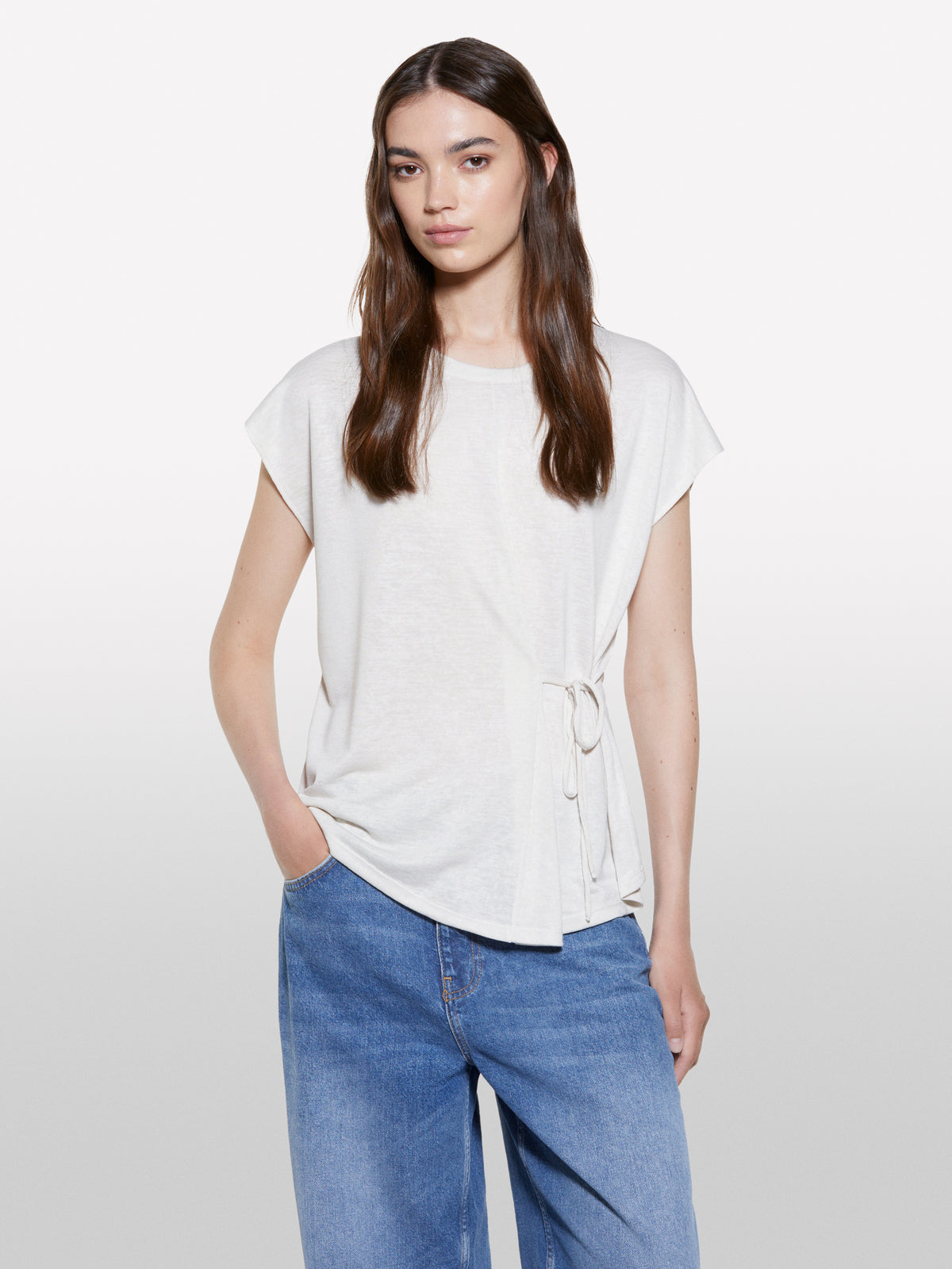 T-shirt branca com atilhos - ucb_image_FY