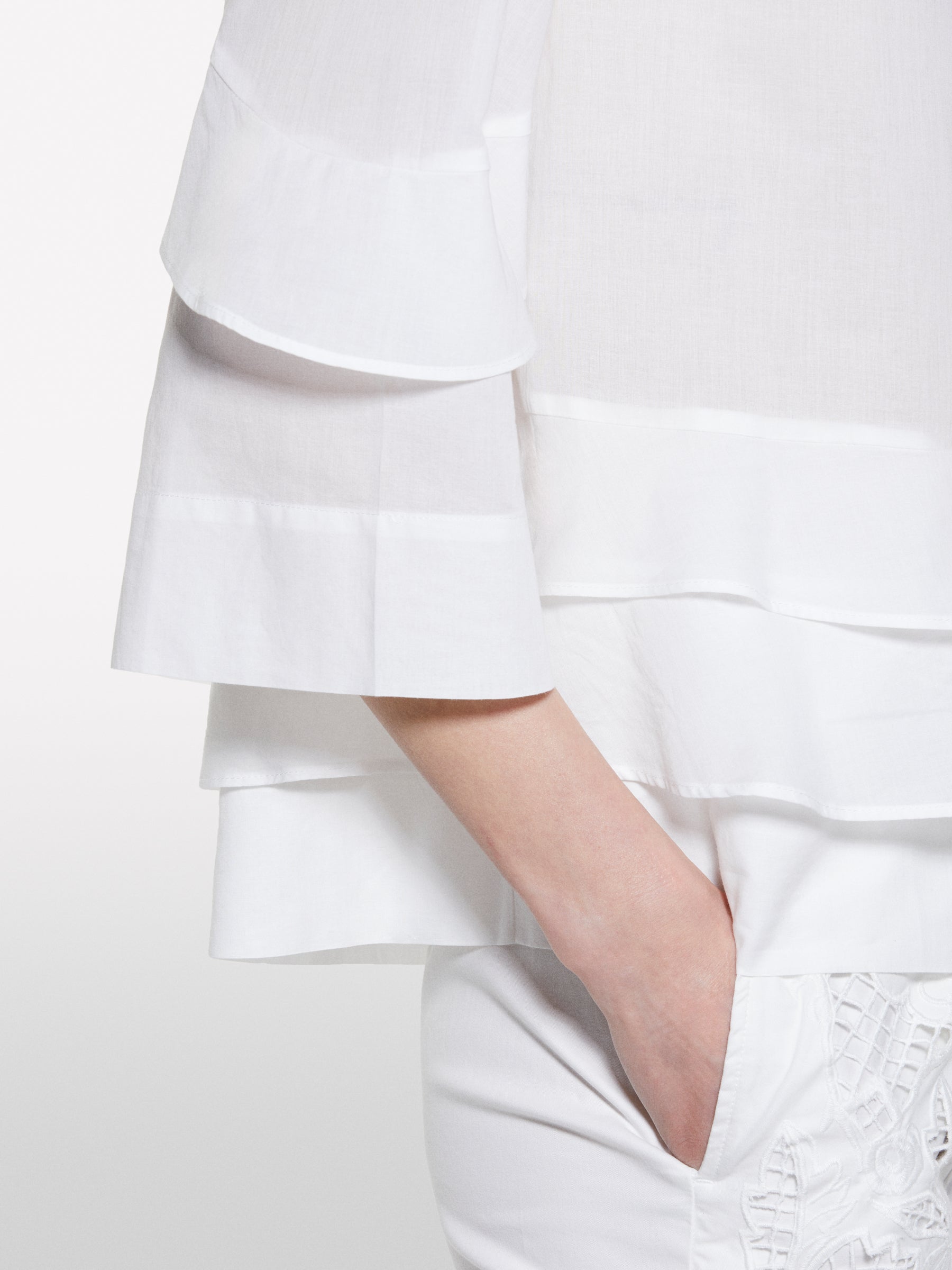 Blusa branca com folhos - ucb_image_FY