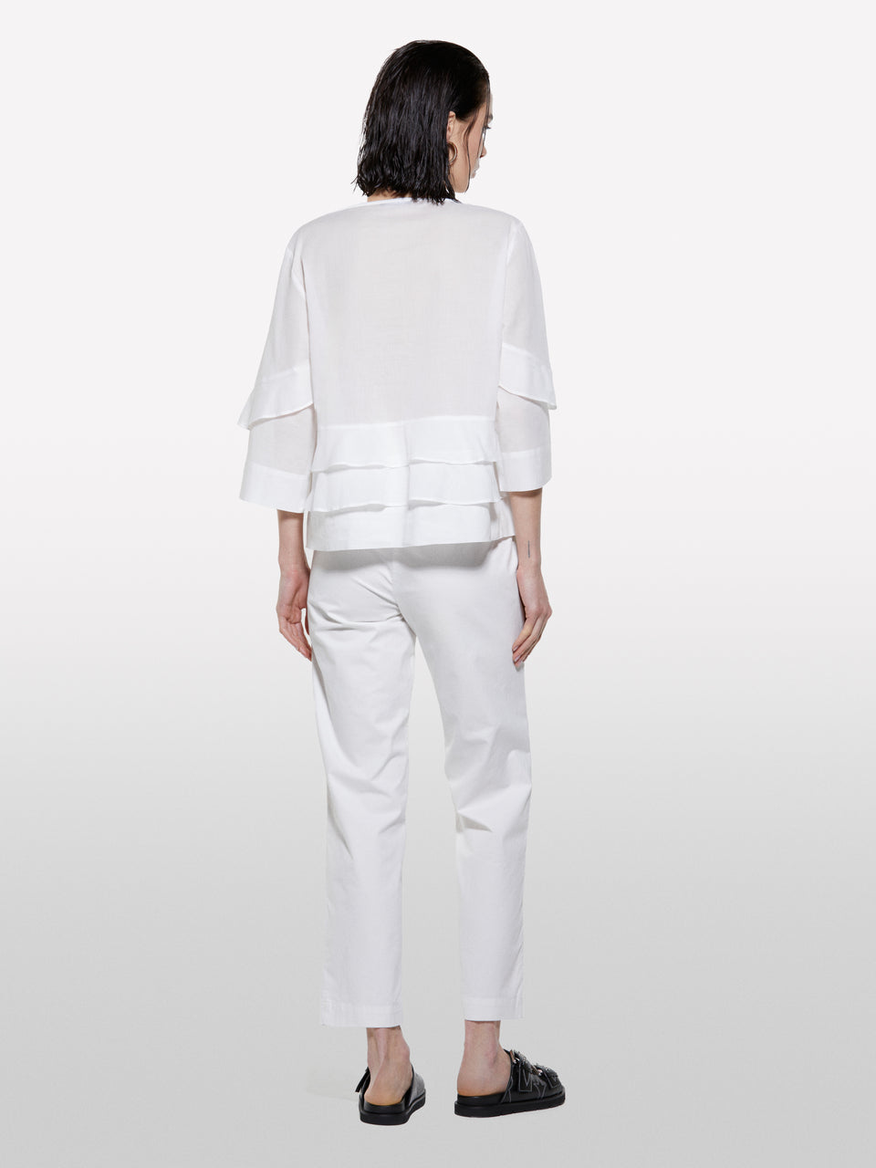 Blusa branca com folhos - ucb_image_B