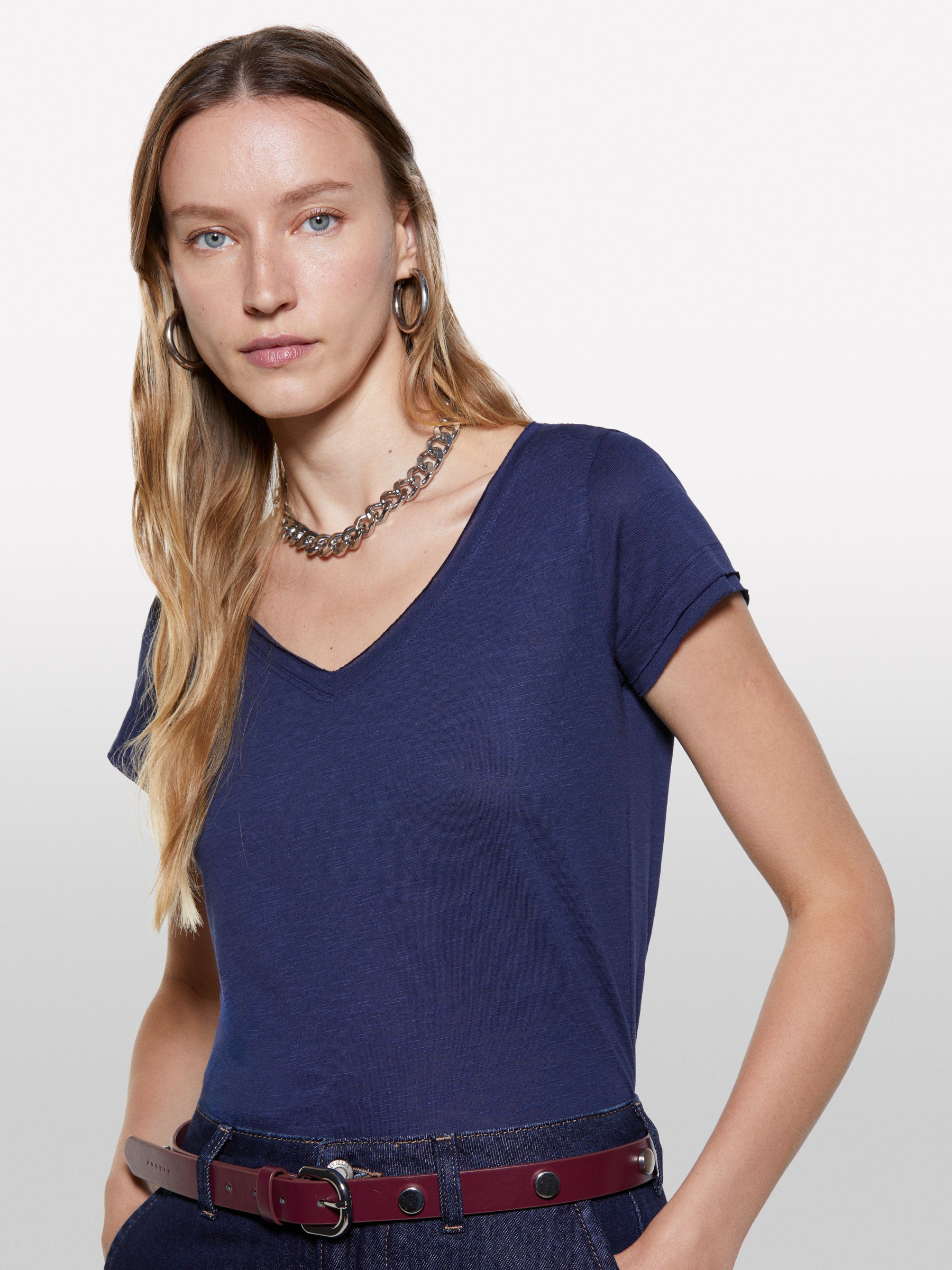 T-shirt decote em V azul-escuro - ucb_image_FY