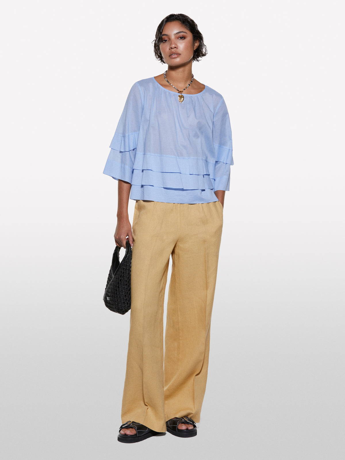 Blusa azul-claro com folhos - ucb_image_F