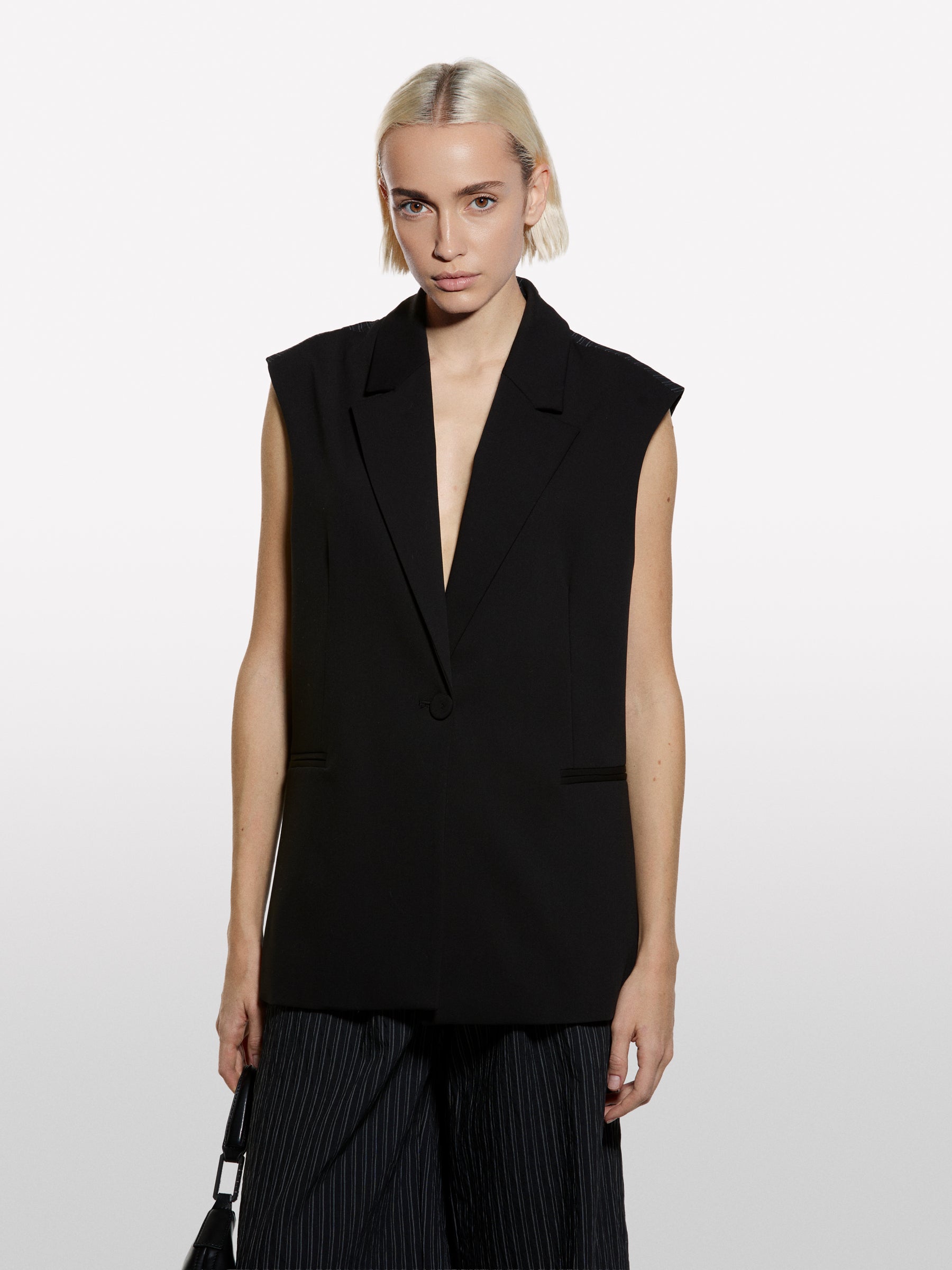 Colete preto com contraste riscado - ucb_image_FY