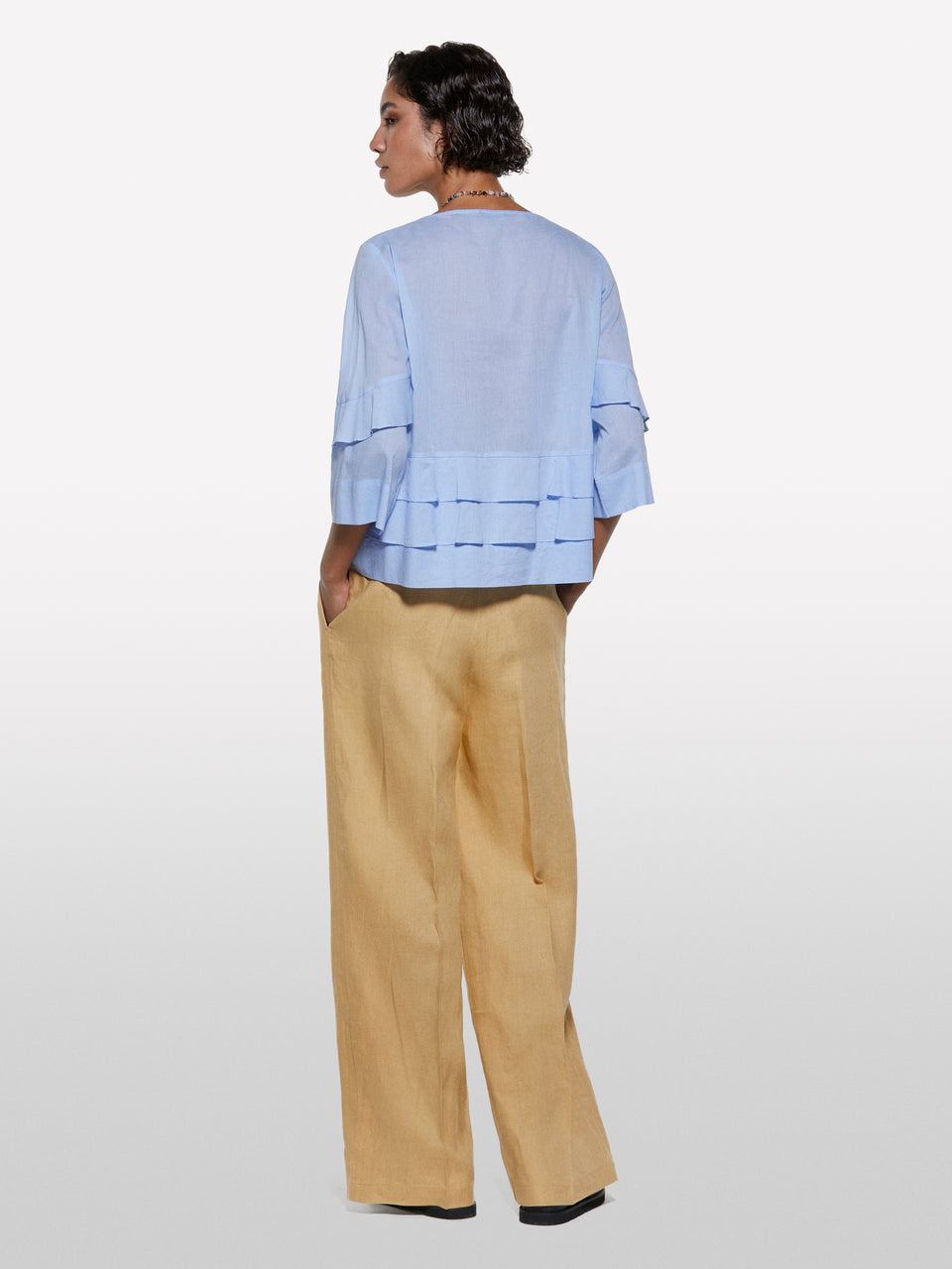 Blusa azul-claro com folhos - ucb_image_B