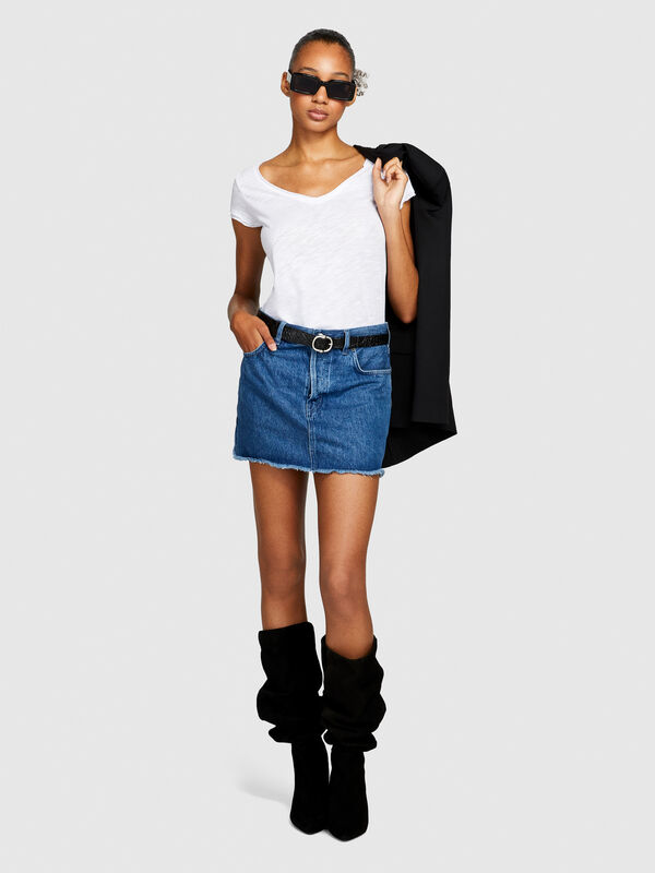 V-neck t-shirt with raw cut