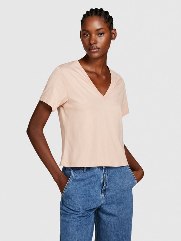 T-shirt with V-neck in 100% organic cotton - women's short sleeve t-shirts | Sisley