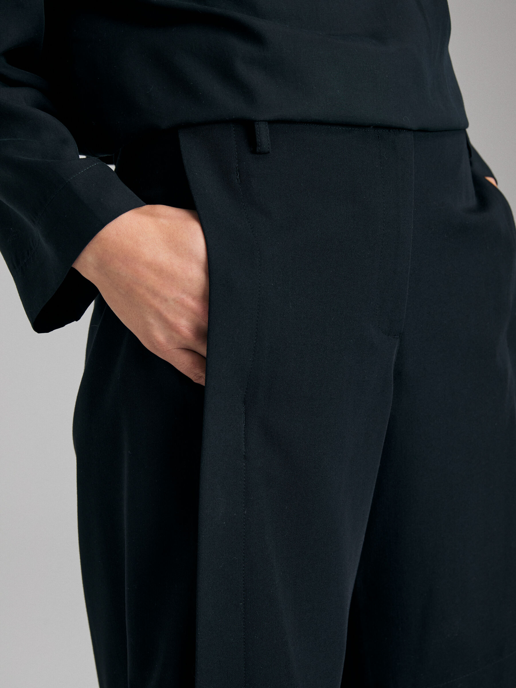 BERMUDA Women image number null