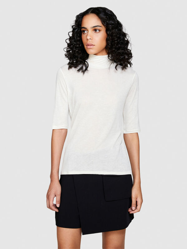 T-shirt with elbow-length sleeves