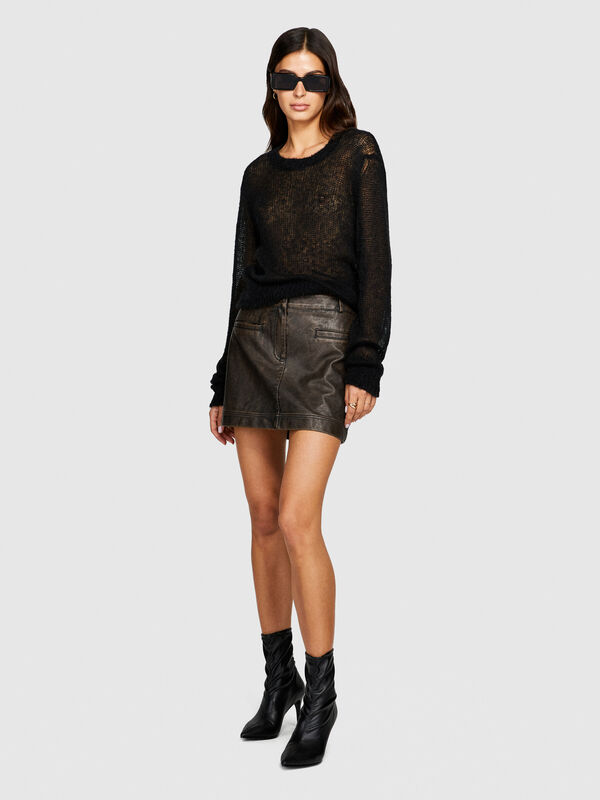 Low-hanging mini skirt