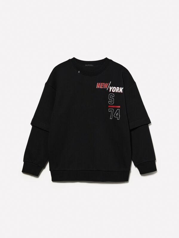 Oversized fit black sweatshirt with embossed print - boys' knitwear | Sisley Young