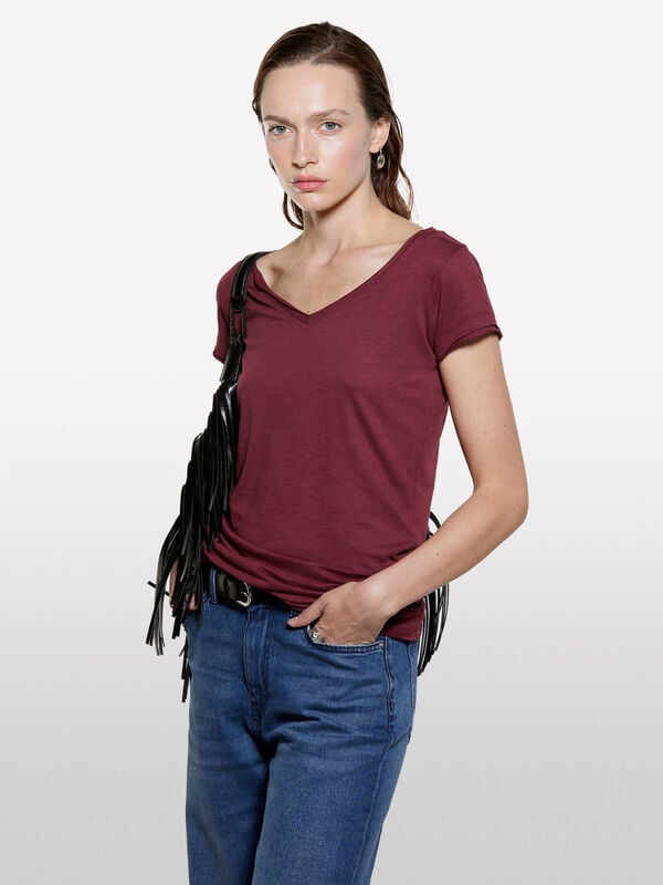 Burgundy V-neck t-shirt Burgundy V-neck t-shirt - women's short sleeve t-shirts | Sisley