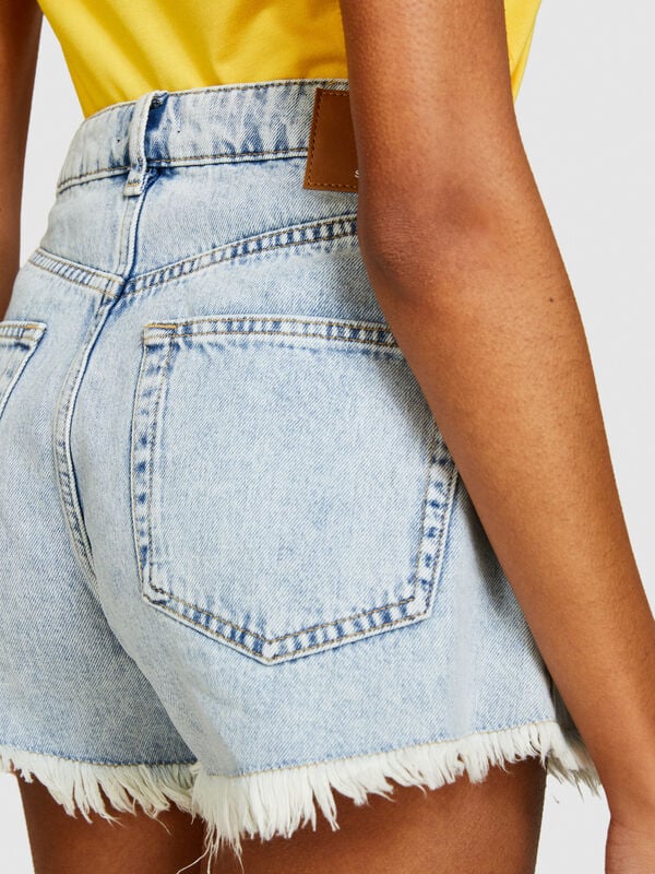 Frayed jean shorts Women