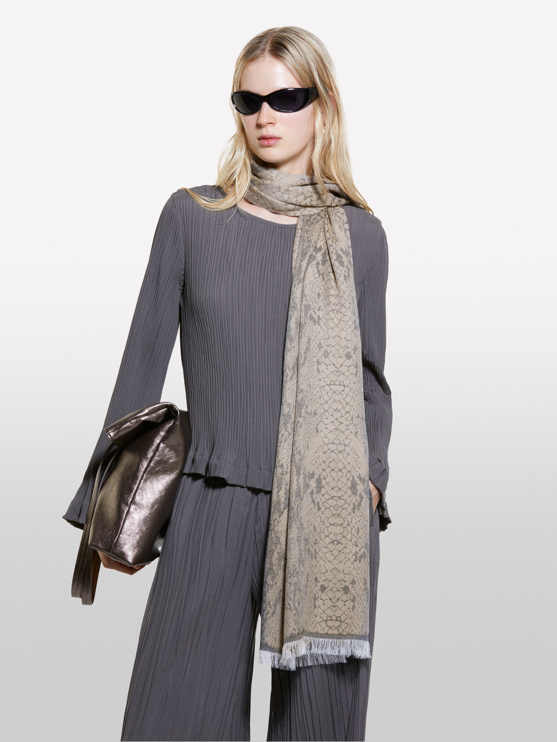 SCARF Women image number null