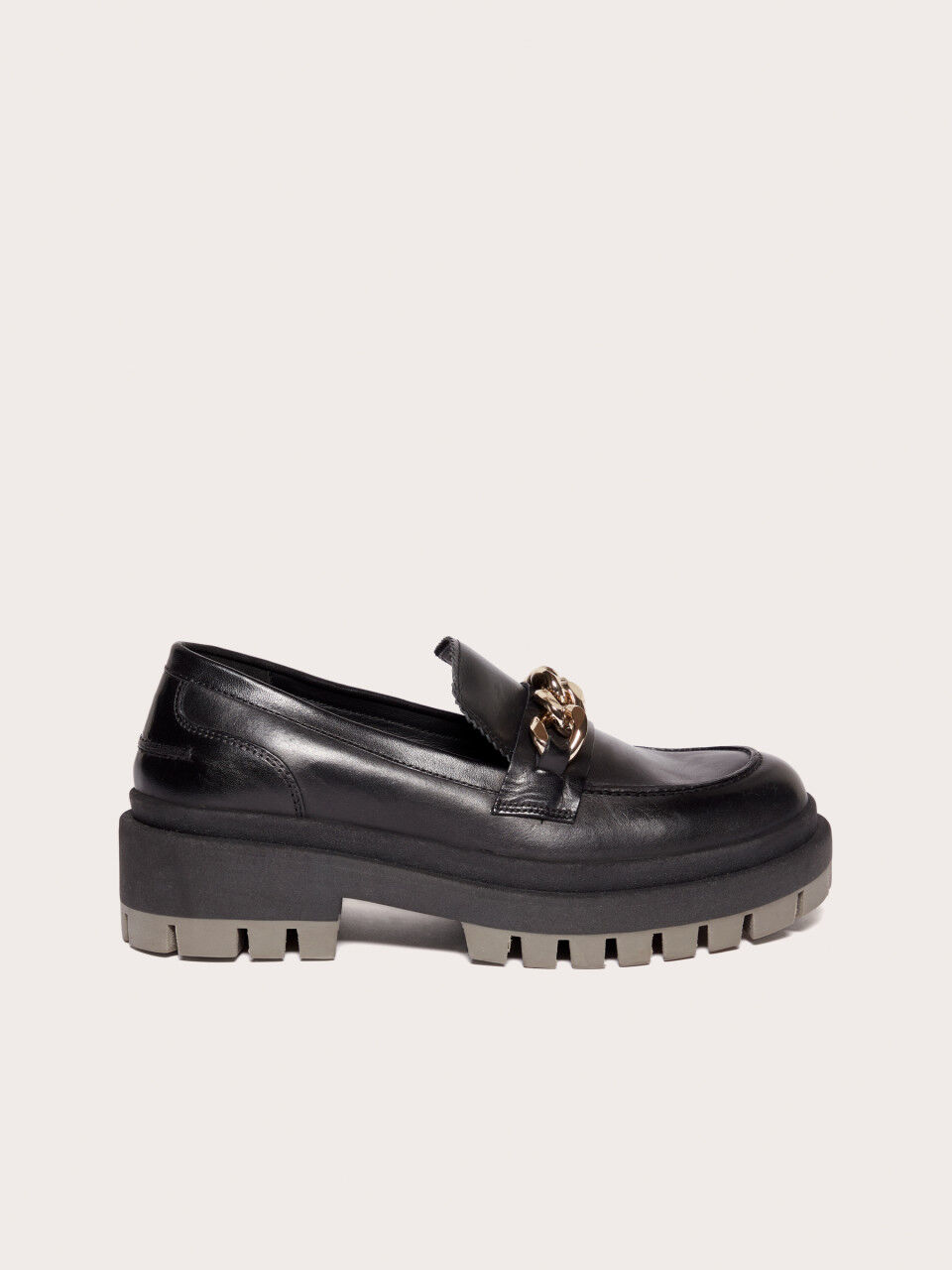 Loafers in leather with chain