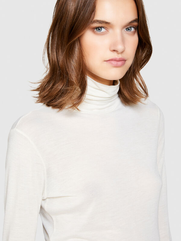 High neck t-shirt with curl