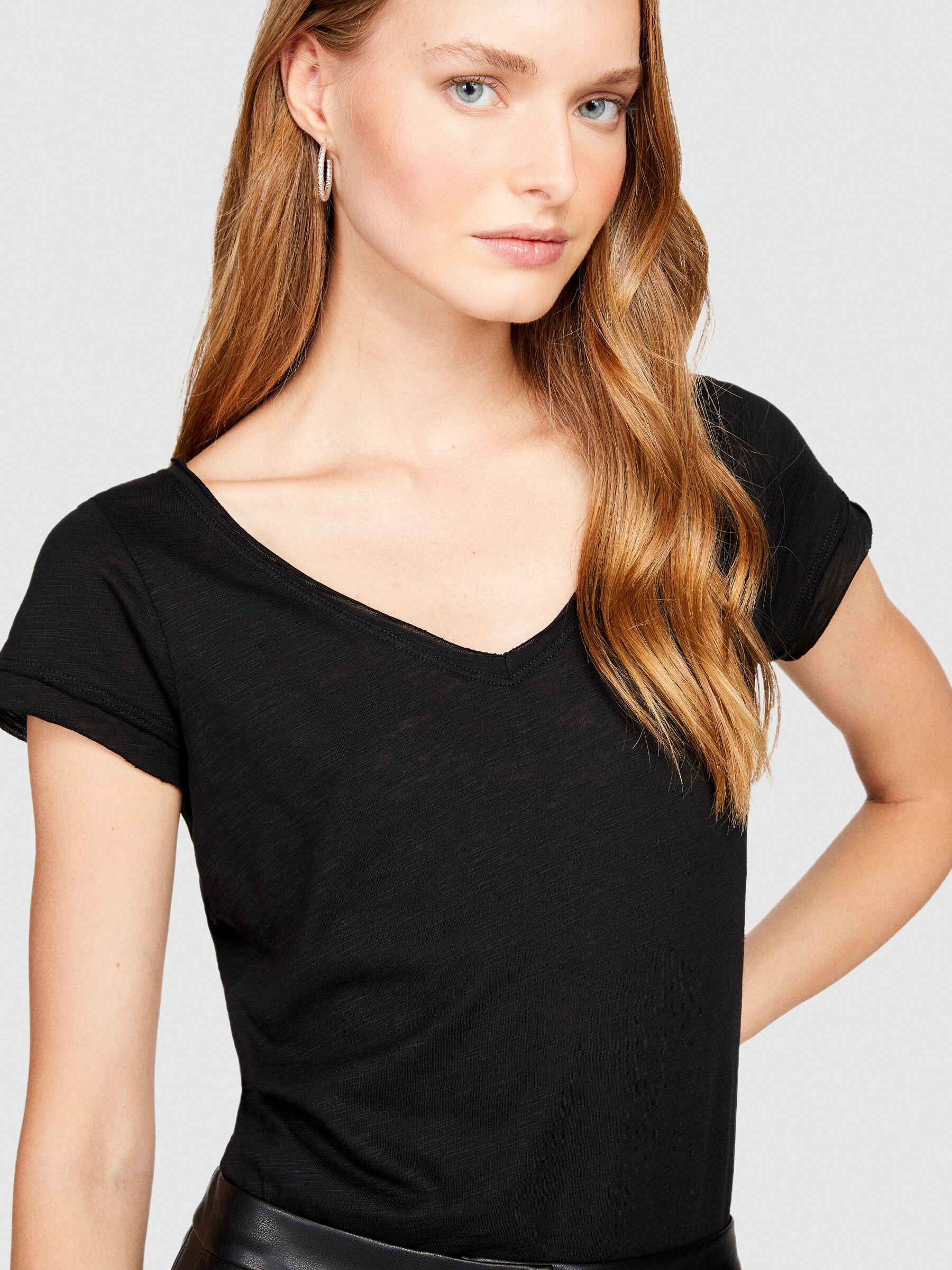 V-neck t-shirt with raw cut Women image number null
