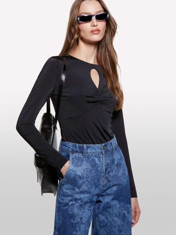 Black t-shirt with curl  - women's long sleeve t-shirts | Sisley