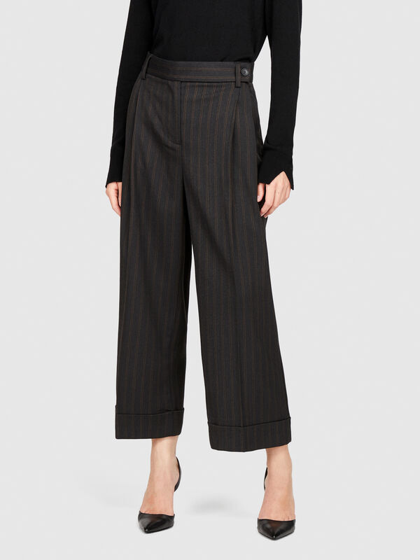 Trousers with wide leg and roll-up